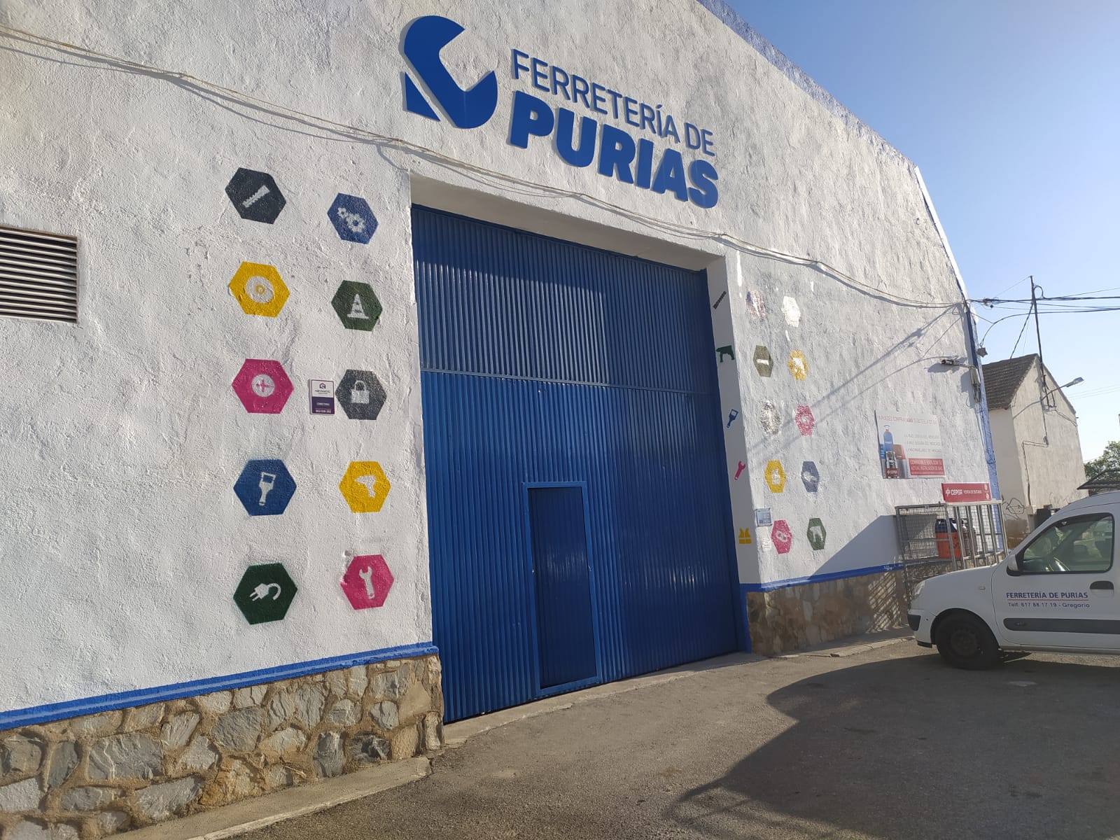 Fachada principal de Ferretería de Purias