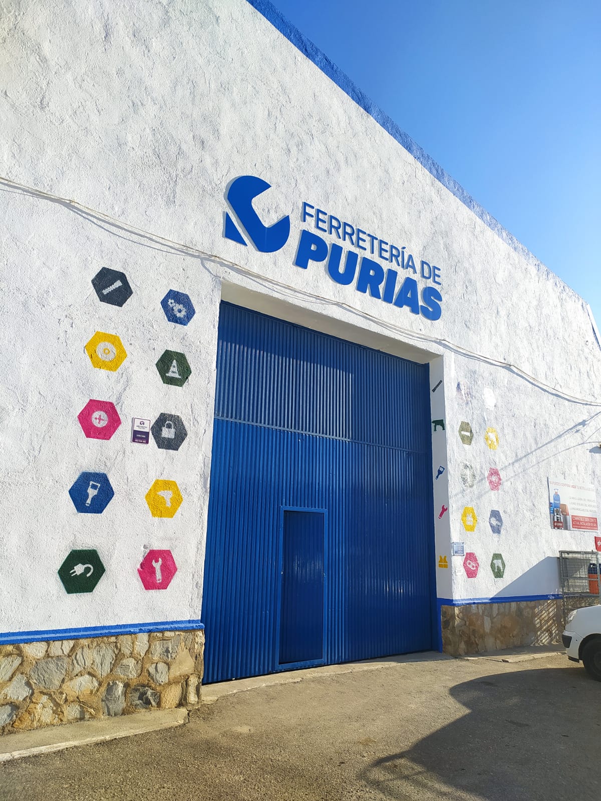 Fachada de la Ferretería de Purias con su logotipo azul